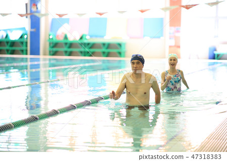 一個60歲的男子去游泳池 一個60歲的男子去游泳池 47318383