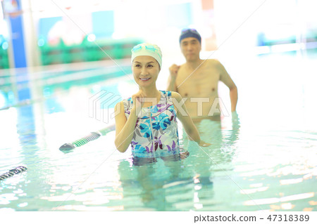 A 60-year-old man who goes to the pool 47318389