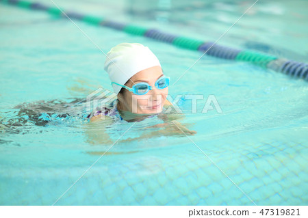 50多歲的女性去游泳池 47319821