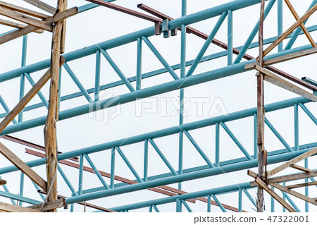 Steel truss structure and wooden scaffolding 47322001