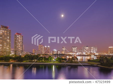 Daiba公園，富士電視台，東京台場希爾頓酒店，東京日航大酒店和購物中心的夜景。 47323499