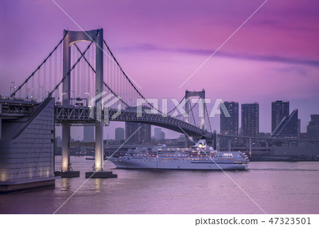 在台場延伸的遊輪，在黃昏的粉紅色中閃耀，並在背景上欣賞濱松町和日出的壯觀景色。 47323501