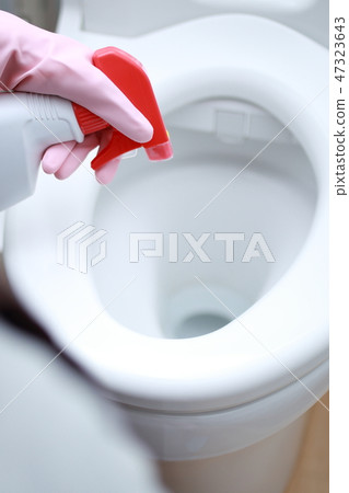 Cleaning toilet (Cleaning female face without body part toilet mother housewife housework cloth rim gloves toilet seat house) 47323643
