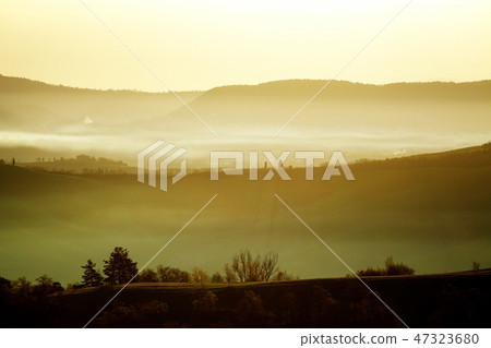 Beautiful green hills in Tuscany, Italy. Beautiful green hills in Tuscany, Italy. 47323680
