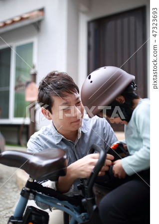 Electric bicycle (family family papa daughter Japanese security safe child care childcare copy space transit) 47323693