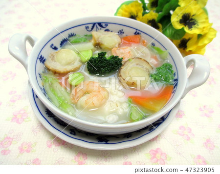 White wheat soup with peach White wheat soup with peach 47323905