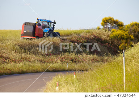 tractor in the fields of Tuscany tractor in the fields of Tuscany 47324544