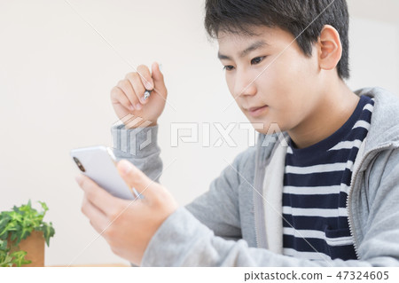 學習與智能手機的男孩 47324605