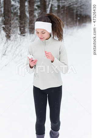 woman listening to music and jogging 47326430