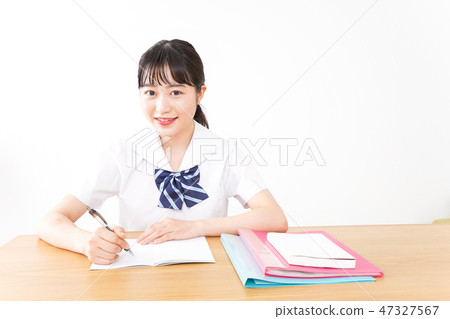 一名年輕的學生在製服制服學習 一名年輕的學生在製服制服學習 47327567