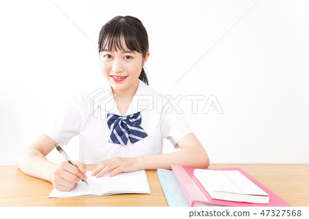 一名年輕的學生在製服制服學習 一名年輕的學生在製服制服學習 47327568