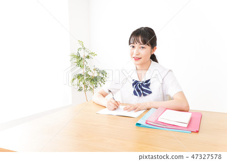 一名年輕的學生在製服制服學習 一名年輕的學生在製服制服學習 47327578