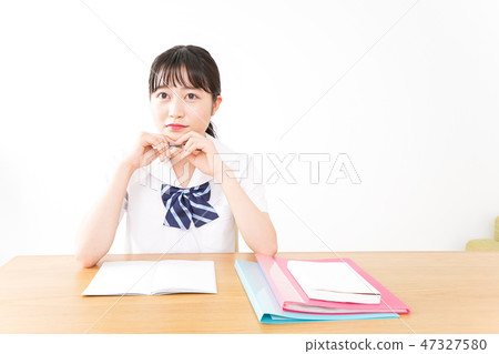 一名年輕的學生在製服制服學習 一名年輕的學生在製服制服學習 47327580