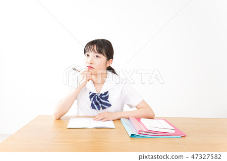 一名年輕的學生在製服制服學習 47327582