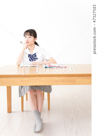 一名年輕的學生在製服制服學習 47327583