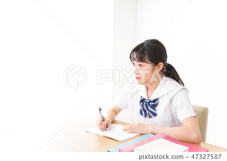 一名年輕的學生在製服制服學習 47327587