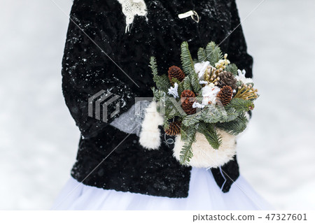 wedding bouquet with pine cones 47327601