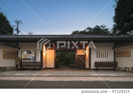 A roof made of mud and clay in the Mejiro Garden and a typical Nagayamon in the Edo era painted with white lacquer. 47329225