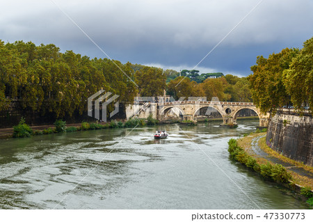 Ponte Sisto bridge over the Tiber river. Rome 47330773