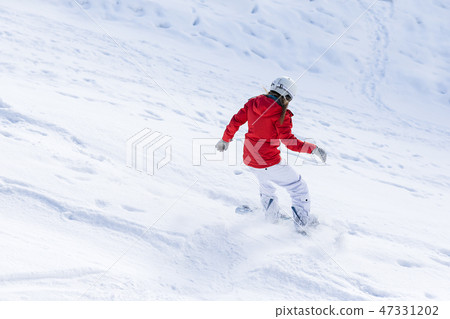 Ssnowboarder on slopes in the sunny morning Ssnowboarder on slopes in the sunny morning 47331202