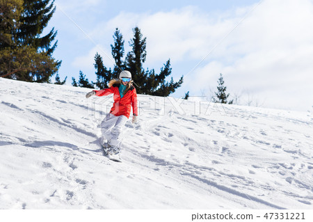 Ssnowboarder on slopes in the sunny morning 47331221