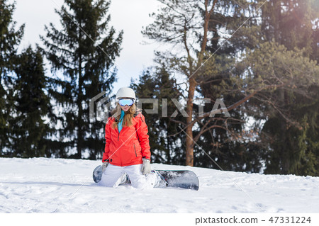 Woman snowboarder on the slopes frosty winter day Woman snowboarder on the slopes frosty winter day 47331224