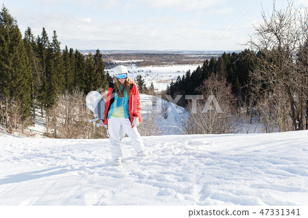 Woman snowboarder on the slopes frosty winter day Woman snowboarder on the slopes frosty winter day 47331341