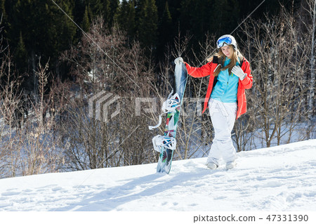 Woman snowboarder on the slopes frosty winter day Woman snowboarder on the slopes frosty winter day 47331390