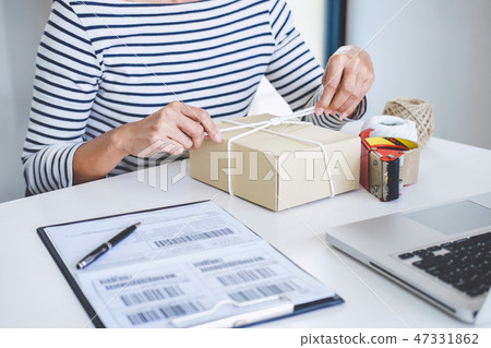Small business owner delivery service and working packing box, b Small business owner delivery service and working packing box, b 47331862