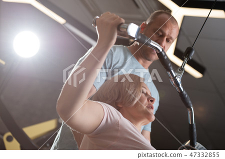 Trainer will observe the execution of an exercise 47332855