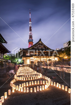 A glowing lantern depicting a circular chain decorated to celebrate the Tanabata Festival at Munakuji Temple near the Tokyo Tower. 47333489