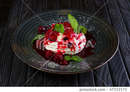 Meringue with cherry and strawberry jam Meringue with cherry and strawberry jam 47333573