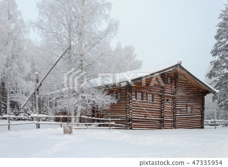 Old wooden house in North Russia, winter time 47335954