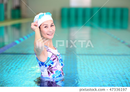 50多歲的女性去游泳池 47336197