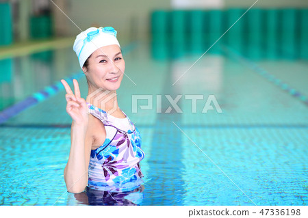 50多歲的女性去游泳池 47336198