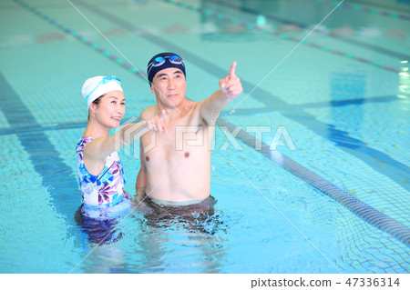 一個60歲的男子去游泳池 一個60歲的男子去游泳池 47336314