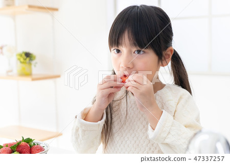 一個吃草莓的女孩 47337257