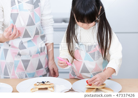父母和孩子熱蛋糕 父母和孩子熱蛋糕 47337426