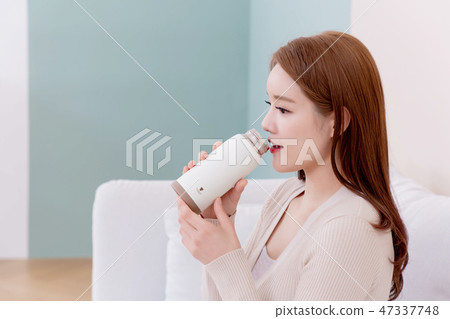 Beautiful young woman's daily life concept photo 109 Beautiful young woman's daily life concept photo 109 47337748