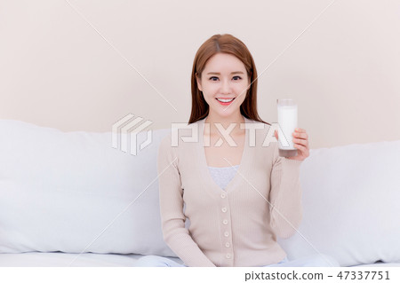 Beautiful young woman's daily life concept photo 106 Beautiful young woman's daily life concept photo 106 47337751
