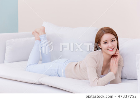 Beautiful young woman's daily life concept photo 103 Beautiful young woman's daily life concept photo 103 47337752