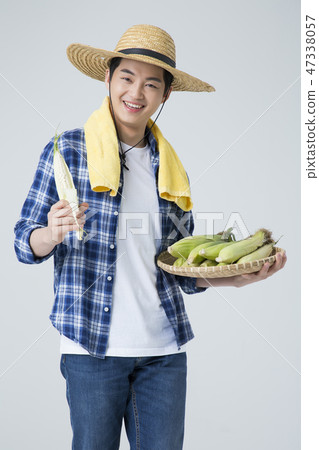 Agriculture industry, farming and people concept. Young farmer gesturing over gray background. 114 Agriculture industry, farming and people concept. Young farmer gesturing over gray background. 114 47338057