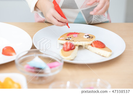 父母和孩子熱蛋糕 父母和孩子熱蛋糕 47338537
