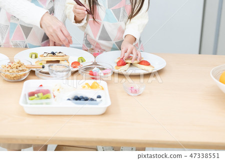 父母和孩子熱蛋糕 父母和孩子熱蛋糕 47338551