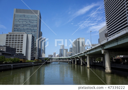 從大江戶橋看到的堂島河和大阪的街道 從大江戶橋看到的堂島河和大阪的街道 47339222
