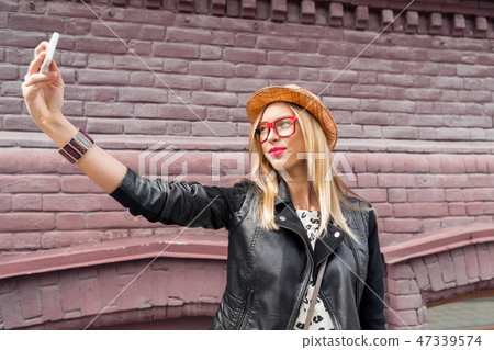 Girl visiting tourist attractions 47339574