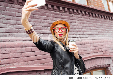 Girl visiting tourist attractions Girl visiting tourist attractions 47339578