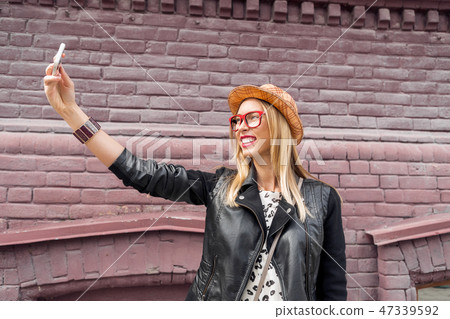 Girl visiting tourist attractions 47339592