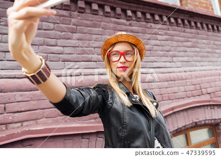 Girl visiting tourist attractions 47339595