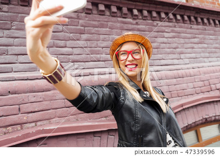 Girl visiting tourist attractions 47339596